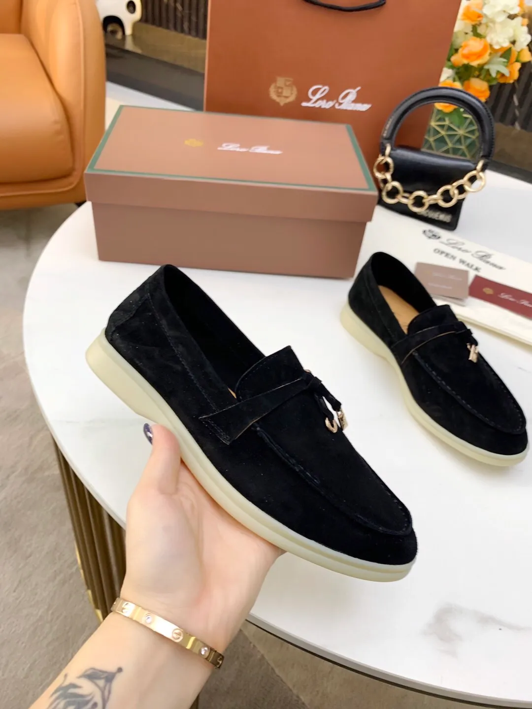 👟👟Ex-factory price 480👟👟 Women's shoe factory Loro 👟👟Ex-factory price iana founded the existing Loro 👟👟Ex-factory price iana company on April 24, 1924. It is now the sixth generation of family business, providing the best quality products to customers who are discerning about taste and quality. Imported original fabrics. Imported Sheep Beijing, made of plain calfskin lining. Hand-sewn thread. Original packaging. Size: Women's 35-42, Men's 38-45, Women's 41/42, Men's 38/45. Customized and non-returnable.